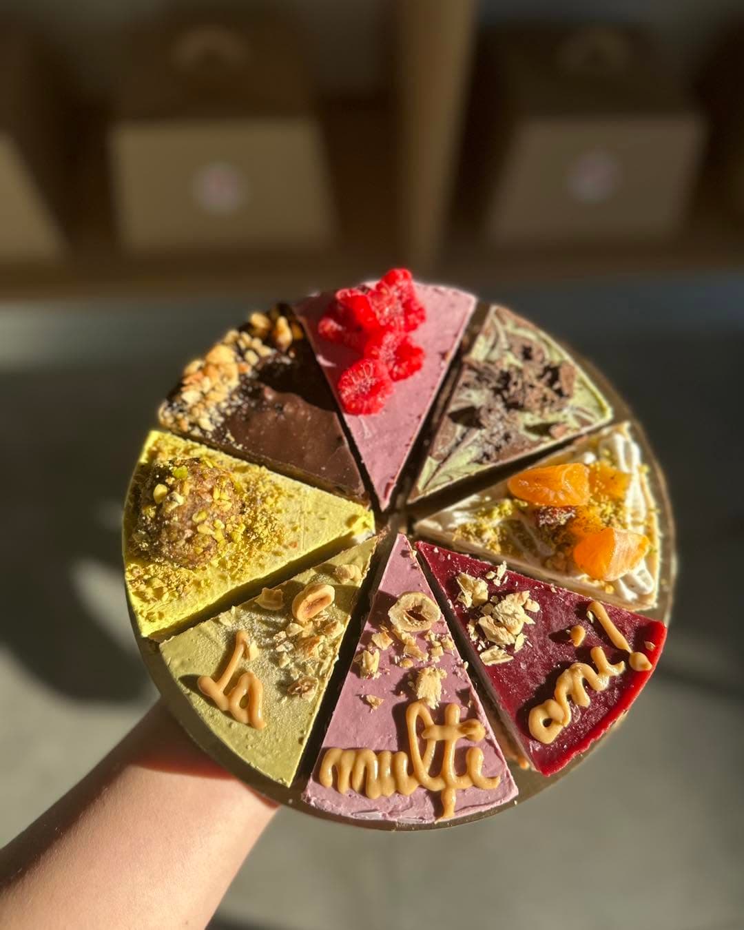 Platou cu felii colorate de tort raw vegan RawMina