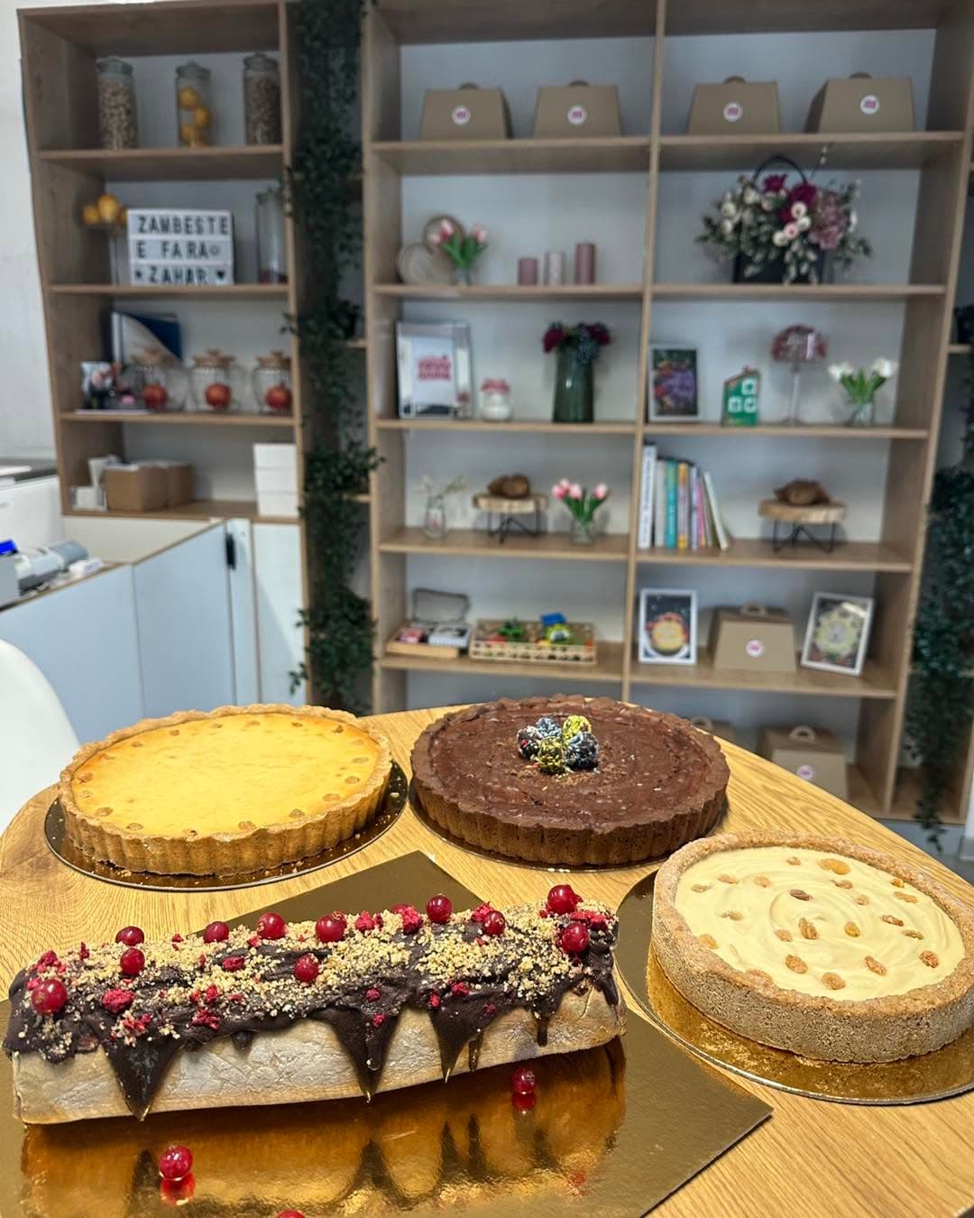 Tarte și deserturi raw vegane pregătite manual în cofetăria RawMina